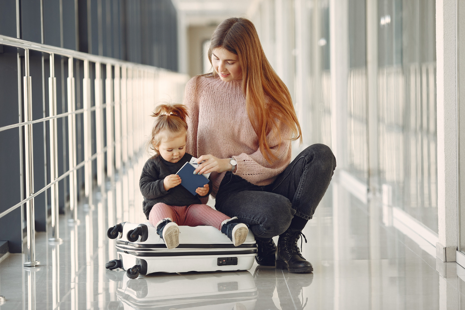 Criança paga passagem de avião? Descubra as regras e 7 dicas para viajar com os pequenos