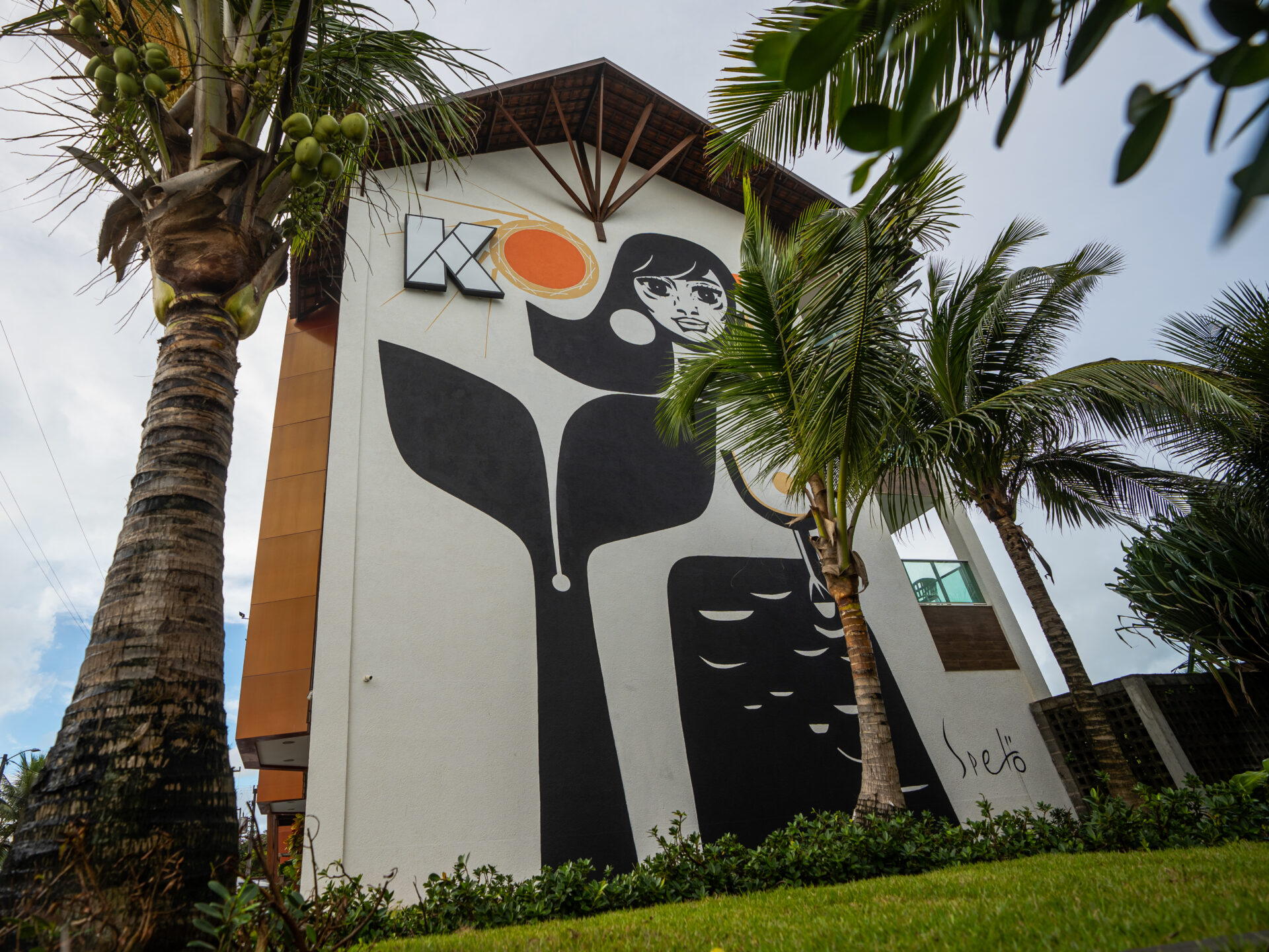 Além de deixar sua marca no Kembali Wall, o grafiteiro paulista também assina a arte de um dos quartos exclusivos do hotel, integrando o projeto Arte Hub